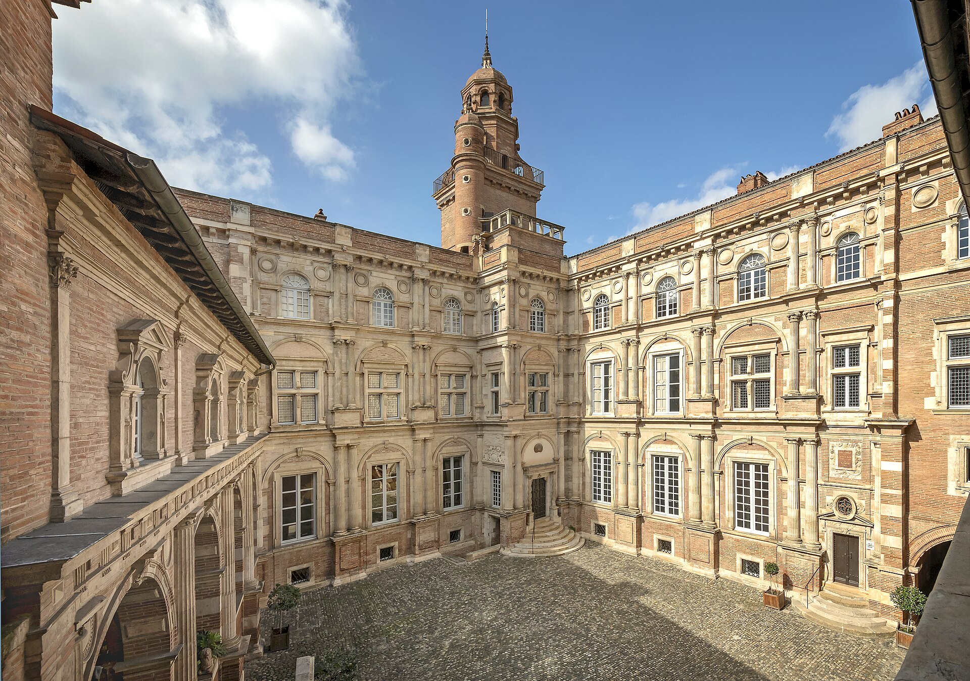 Cour d'honneur de l'hotel d'Assezat, brique rose