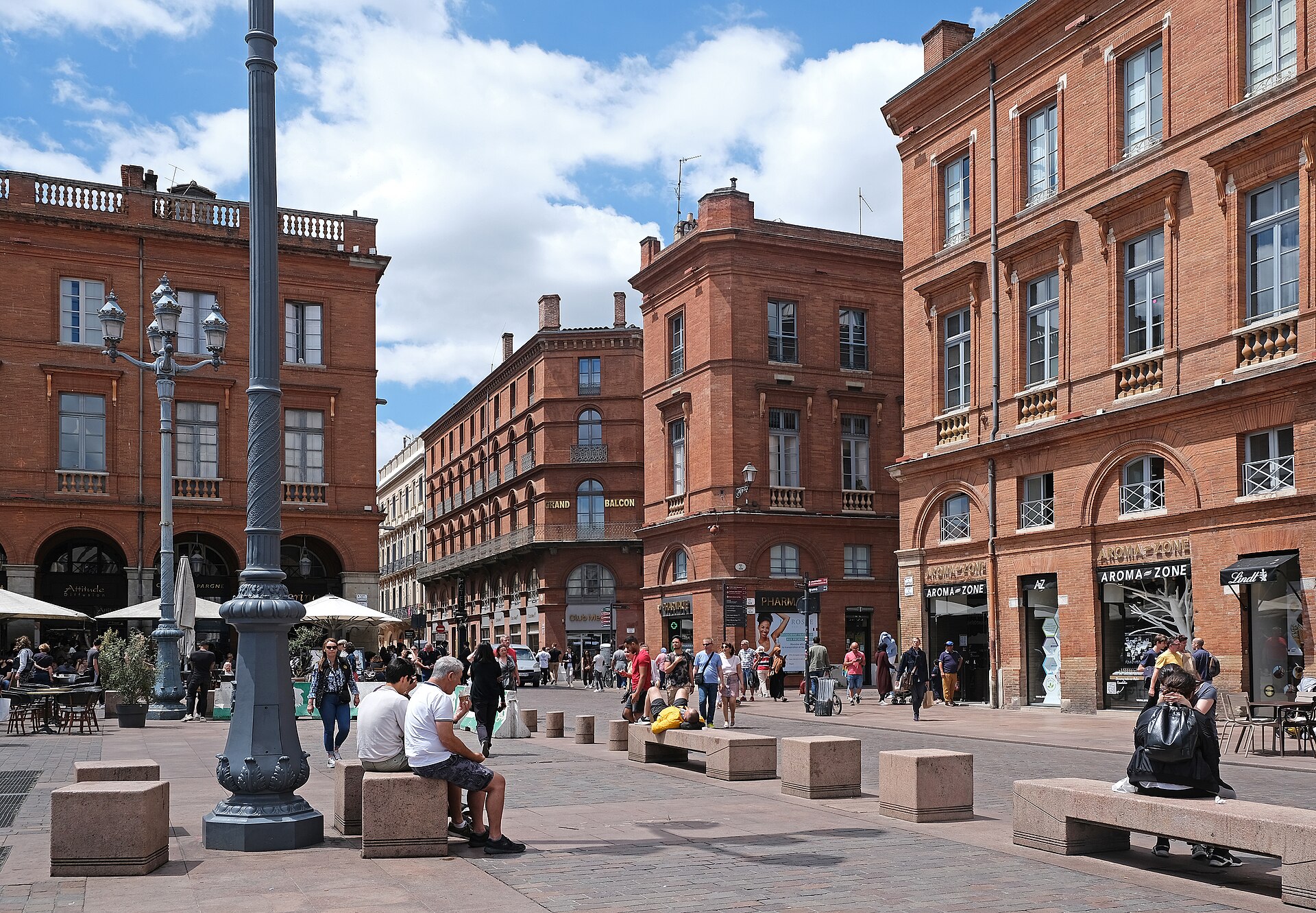 Place du Capitole, facades et ciel, Toulouse