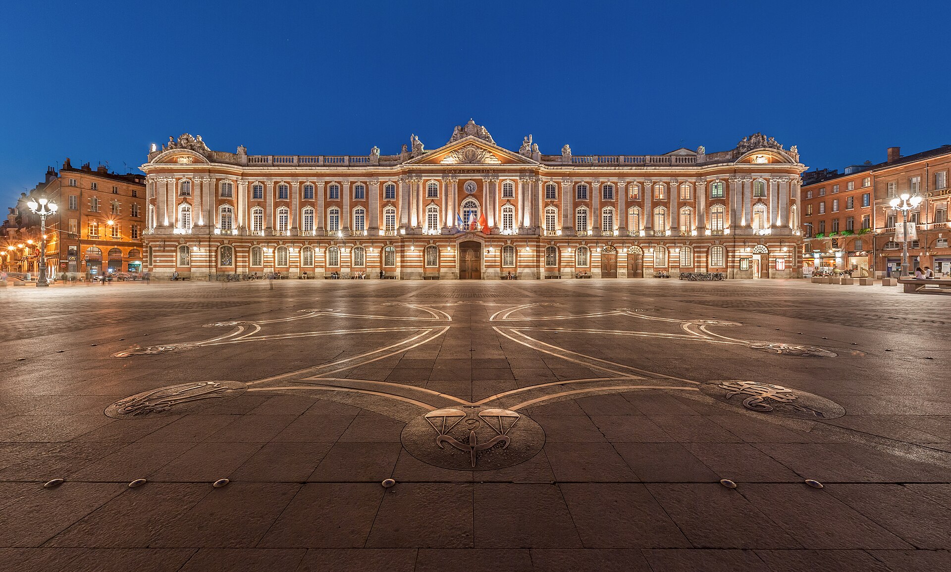 Place du Capitole de nuit, croix occitane au sol, Toulouse