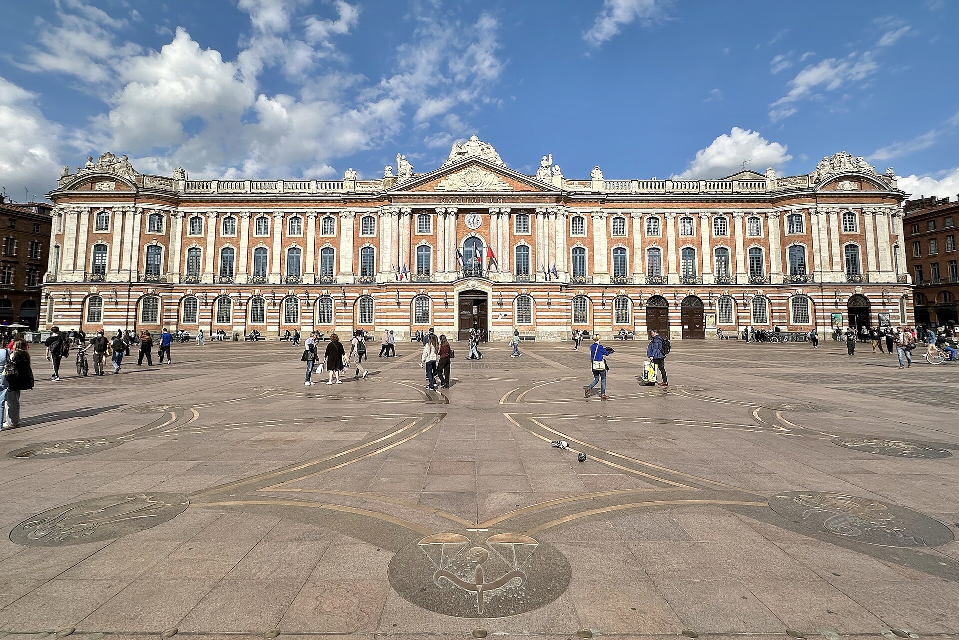 Place du Capitole et croix occitane, Toulouse